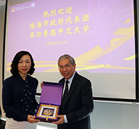 Prof. Chan Wai-Yee (right), Pro-Vice-Chancellor of CUHK, presents a souvenir to Ms. Lu Xiaofeng, Vice Mayor of Zhuhai Municipal Government